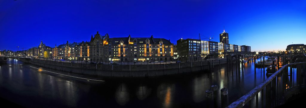 Panoramabild Hamburg - Speicherstadt und Hafencity mit Zollkanal und Binnenhafen